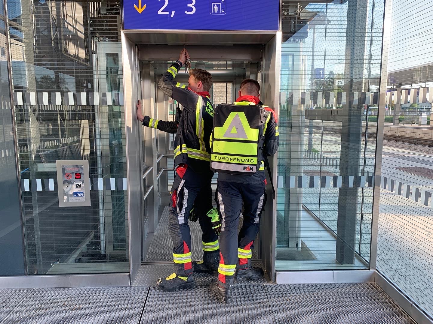 T1 - Person(en) in Aufzug-10.05.2022 18:42