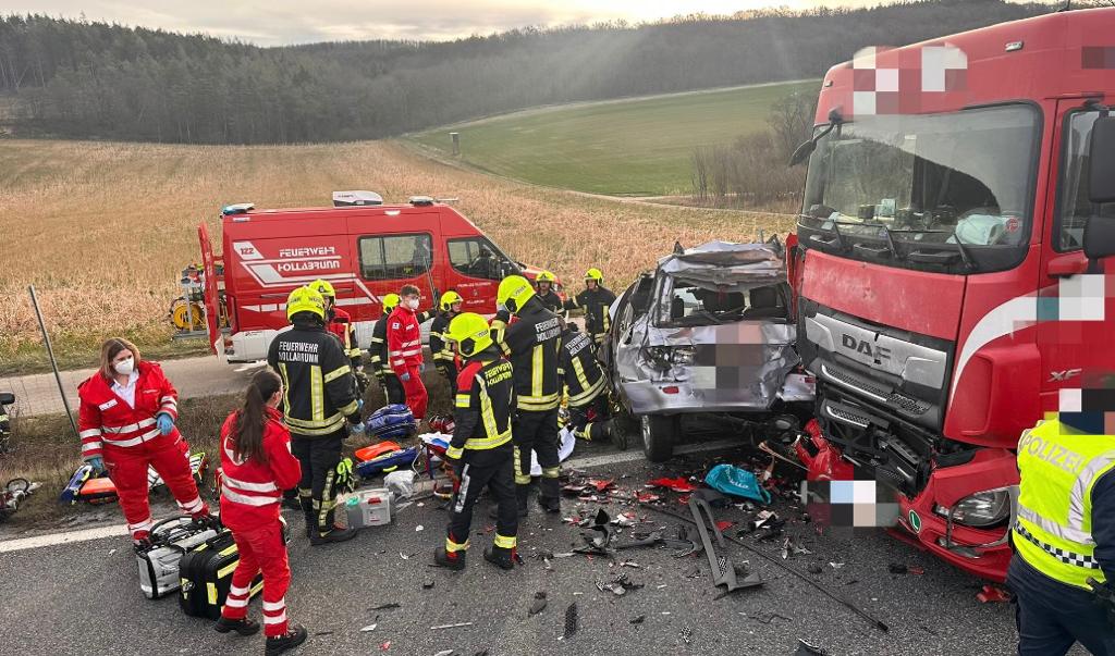 T2 - Menschenrettung - Verkehrsunfall-29.03.2023 07:44